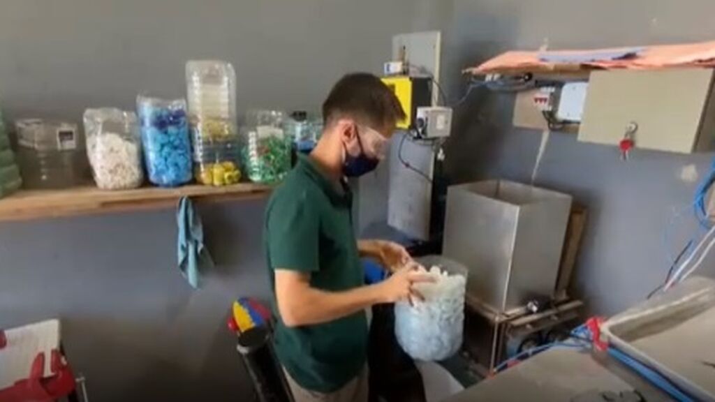 Un joven promueve el reciclaje donando alimentos a cambio de tapas de plástico para construir patinetes