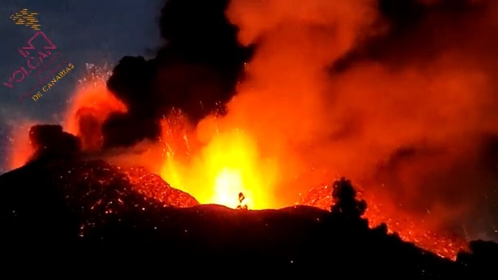 La erupción del volcán de La Palma cobra fuerza durante la noche