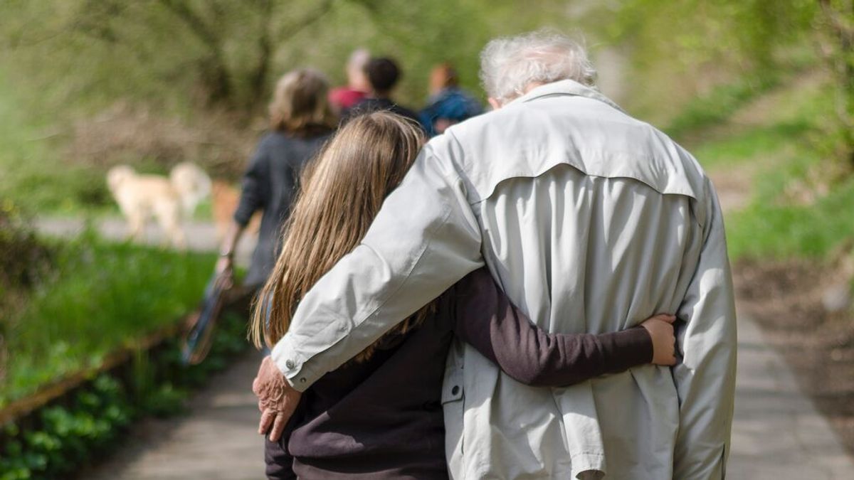 Niña con su abuelo Niña con su abuelo