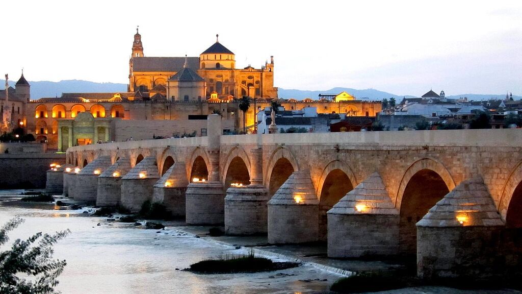 Mezquita-Catedral_y_Puente_Romano,_Córdoba_-_panoramio