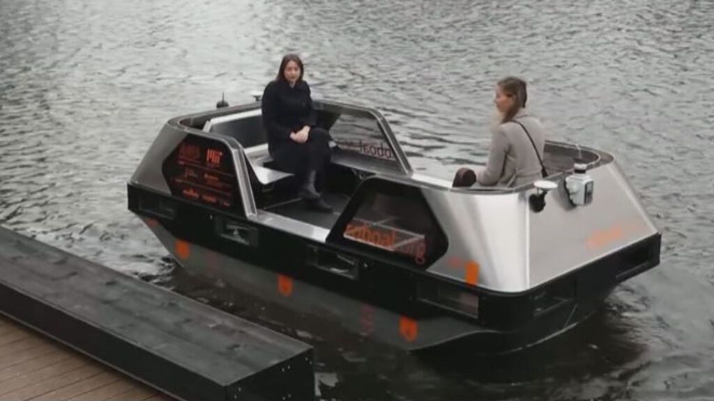 Amsterdam presenta sus 'roboats' autónomos para navegar por los canales