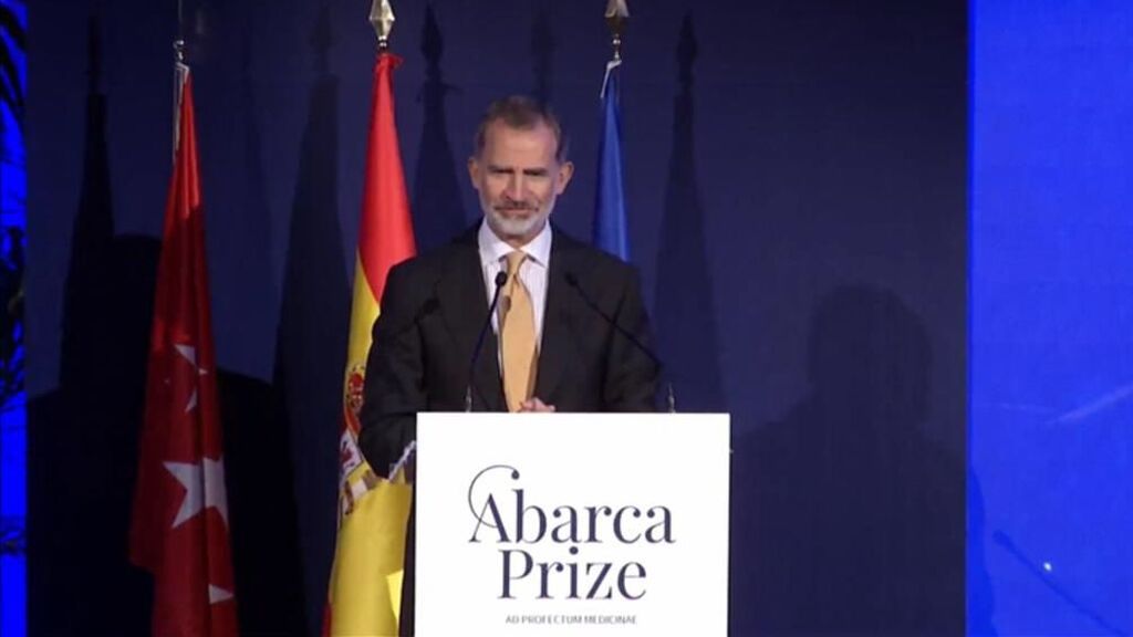 Felipe VI apoya el talento médico y científico en la entrega del Premio Abarca a Jean-Laurent Casanova