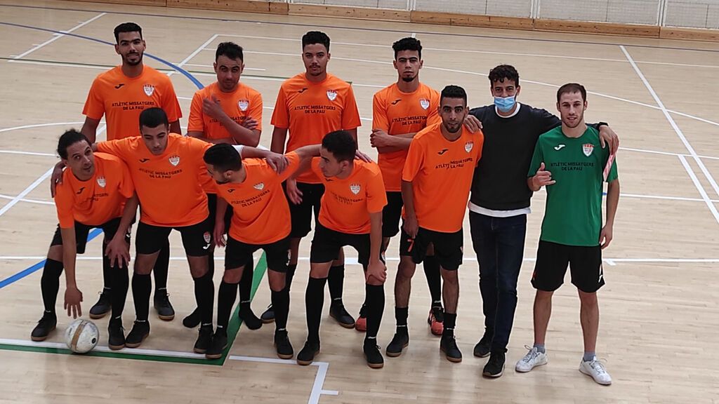 Migrantes sintecho crean un equipo de fútbol sala