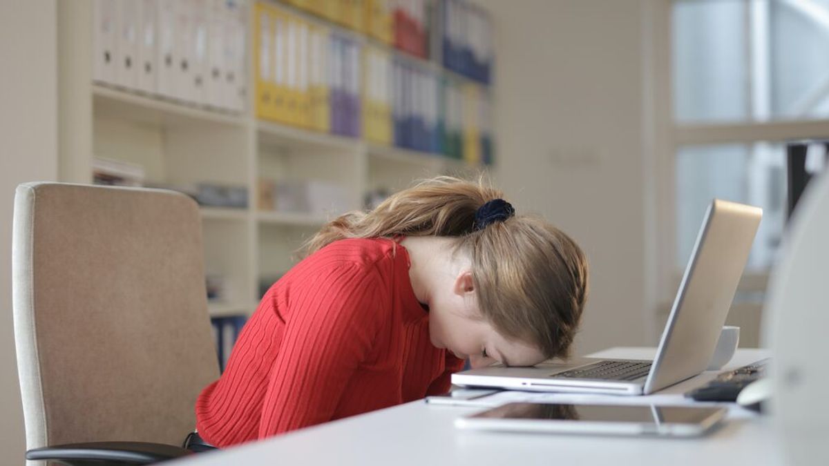 10 maneras de disimular los ojos cansados para ir al trabajo
