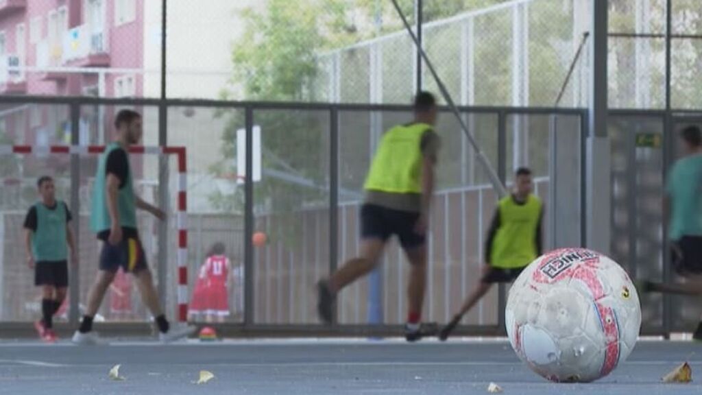 'Salid y disfrutad': once migrantes sintecho crean un equipo de fútbol sala en Barcelona