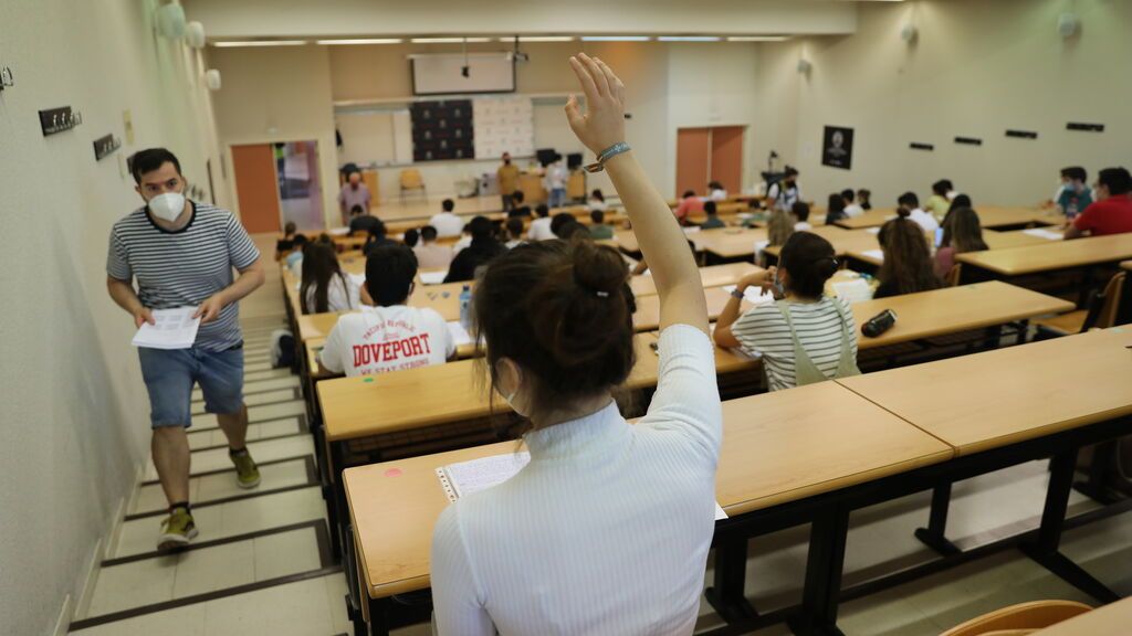 EuropaPress_3764174_estudiante_levanta_mano_dia_comienzo_examenes_selectividad_2021_junio_2021