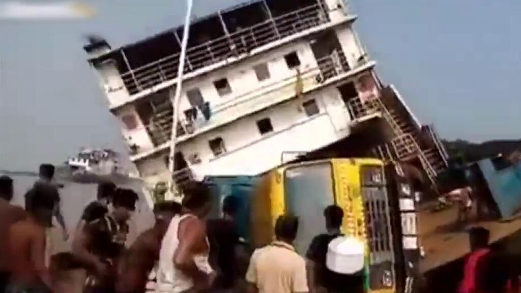 Un ferry con decenas de pasajeros a bordo choca y vuelca en Bangladesh