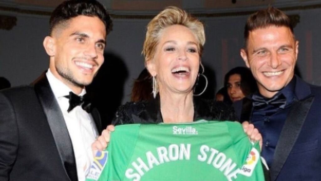 La reacción de Sharon Stone cuando Joaquín le regala una camiseta del Betis