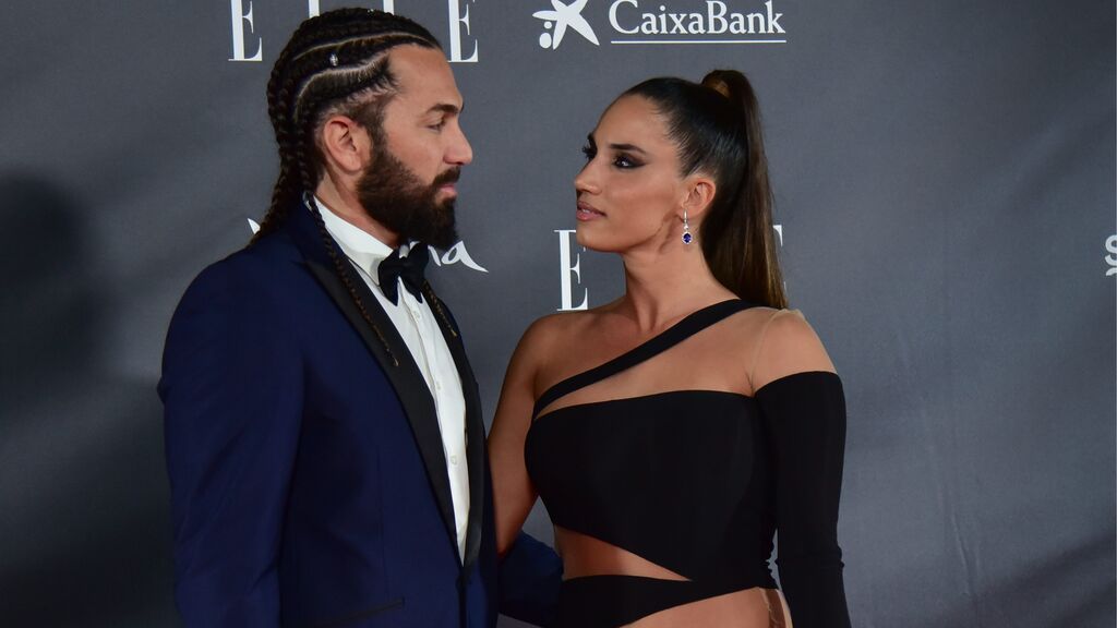 India Martínez posa en la alfombra roja con su pareja, vestida por Roberto Diz