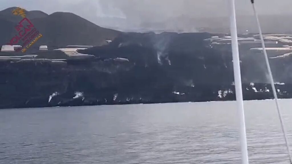 La fajana creada por la lava del volcán, vista desde el mar