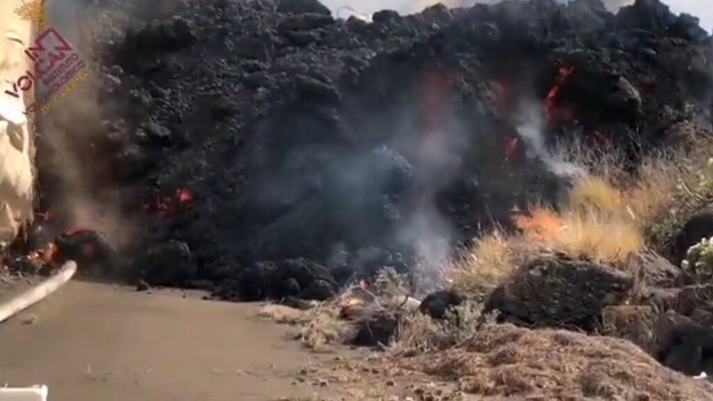 Así engulle la lava del volcán de La Palma todo a su paso