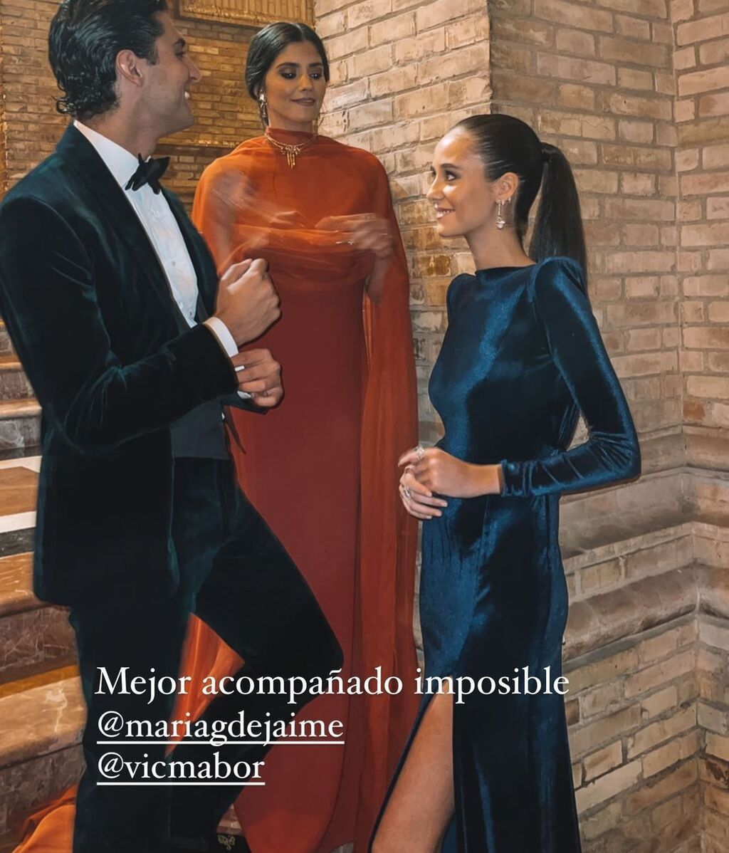 Vic ha ido acompañada de sus amigos Tomás Páramo y María G. de Jaime