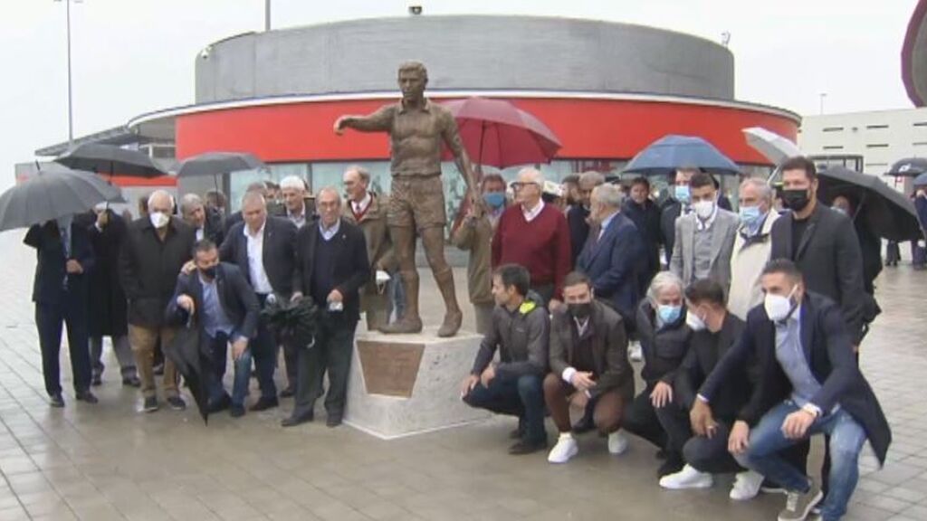 El Atleti estrena una estatua de Luis Aragonés en el Metropolitano