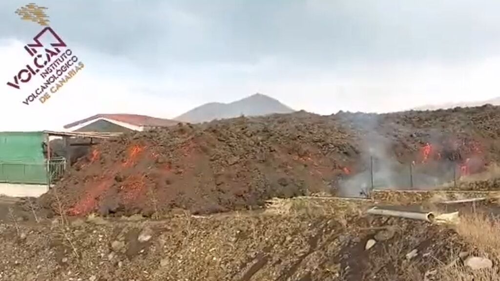 La lava del volcán de La Palma atraviesa la carretera al sur de Todoque