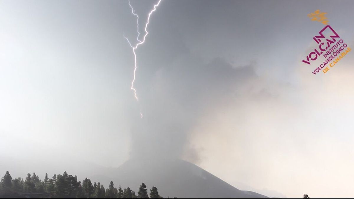 Captan la "espectacular" imagen de un rayo en el penacho volcánico de la erupción de La Palma