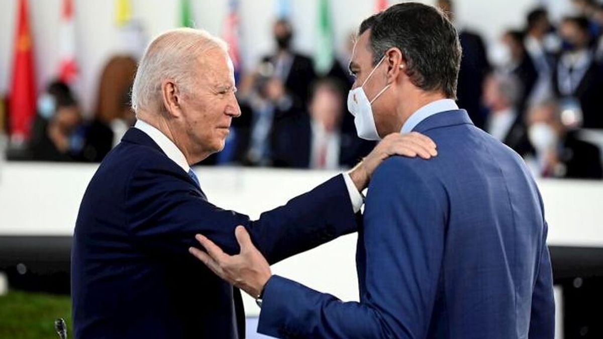 Pedro Sánchez conversa brevemente con Joe Biden durante la reunión del G20 en Roma