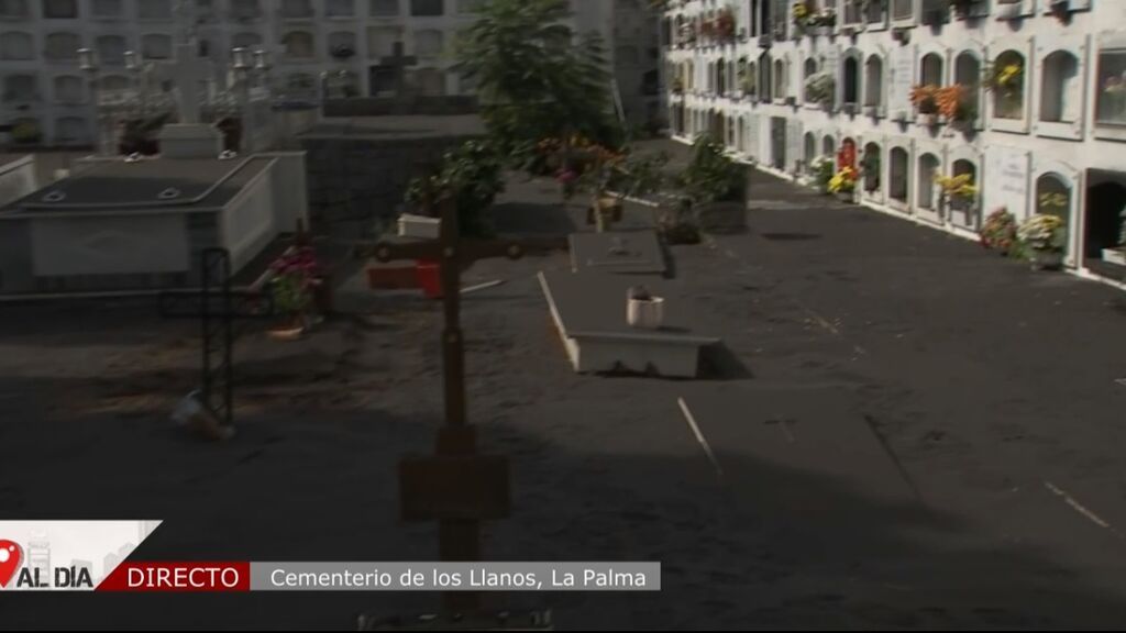 El volcán marca el Día de todos los Santos: muchos palmeros temen que la lava sepulte los cementerios