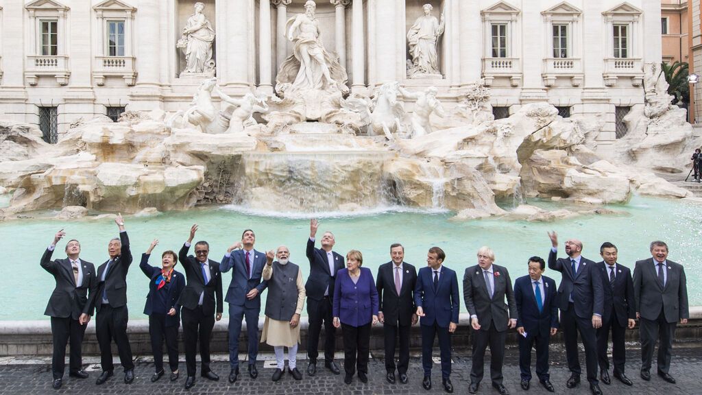 Los líderes del G20 arrancan el segundo día de cumbre tirando una moneda en la Fontana de Trevi