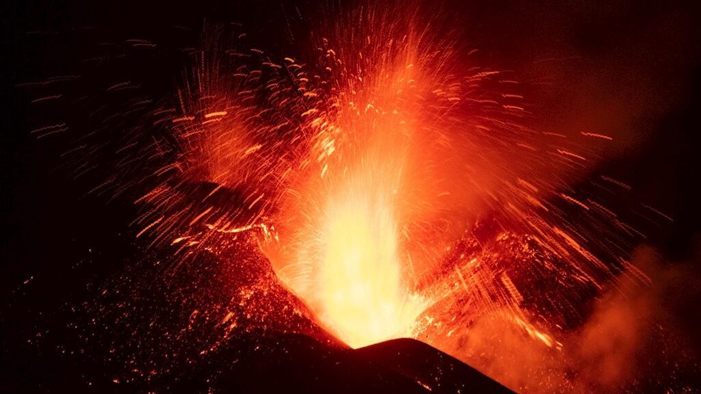 El Pevolca alerta de un aumento de la producción de lava del volcán y pide no salir de casa a cinco municipios