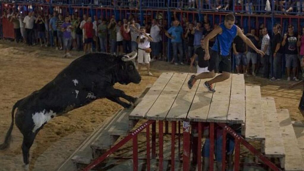Muere un hombre de 55 años tras ser corneado por un toro en los 'bous al carrer' de Onda
