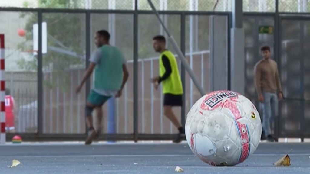 Migrantes sintecho forman un equipo de fútbol sala en Barcelona