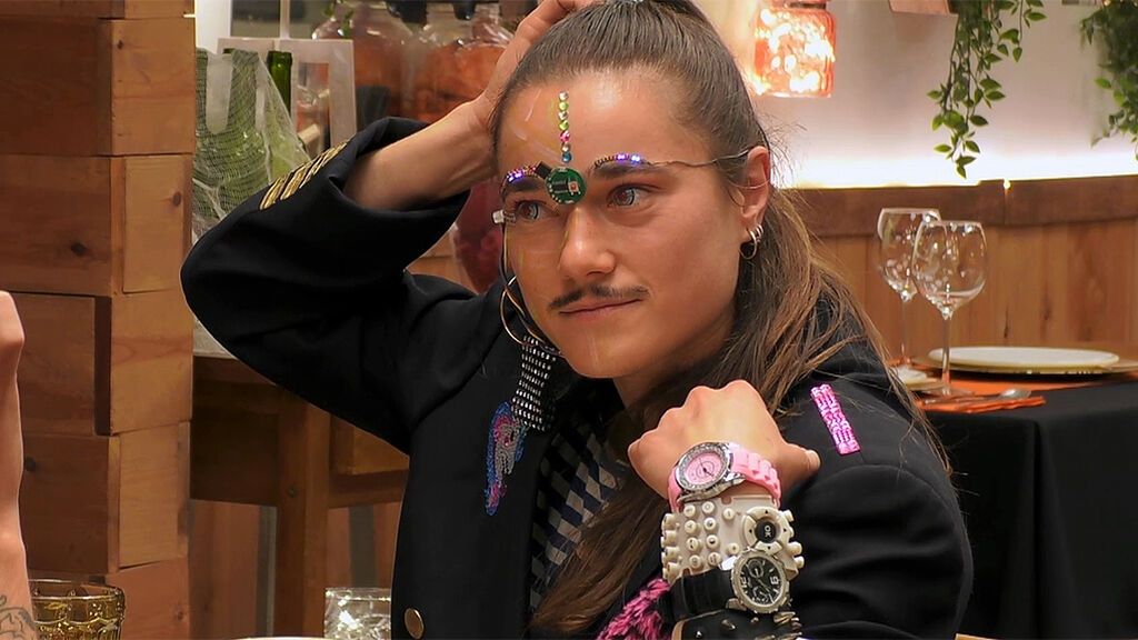 Capitano fascina a Lluvia con su look: "A ver si te gustan mis cejas..."