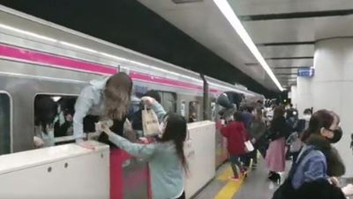 Un hombre disfrazado de Jóker acuchilla a 17 pasajeros e incendia un tren en Tokio