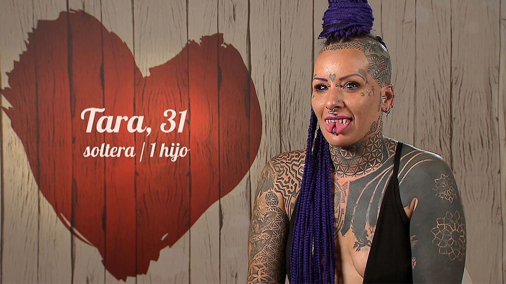 Tara nos muestra sus modificaciones: lengua bífida, orejas de elfo, colmillos afilados y ojos con tinta negra