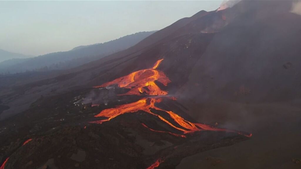 Una de las coladas del volcán amenaza con cortar una carretera fundamental para los servicios de emergencia