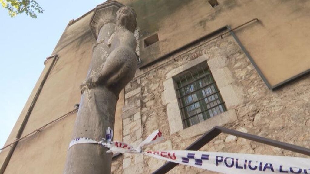 Desprecintan la escultura Cul de la Lleona de Girona y decenas de personas aprovechan para besarla
