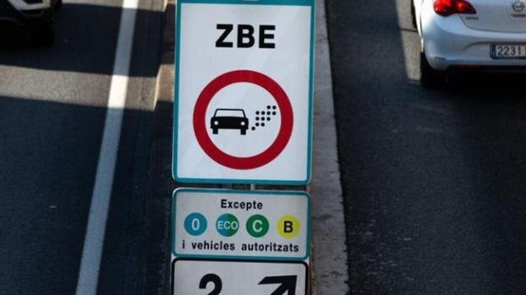 Sant Cugat empieza a multar a las motos y coches que entran sin la etiqueta ambiental a la ZBE