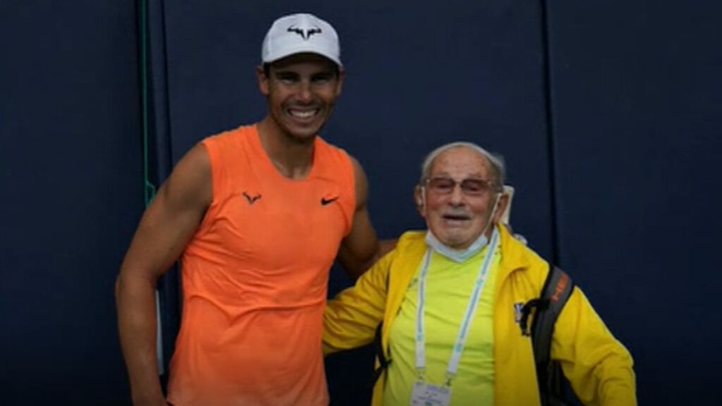Rafa Nadal juega con el tenista más viejo del mundo