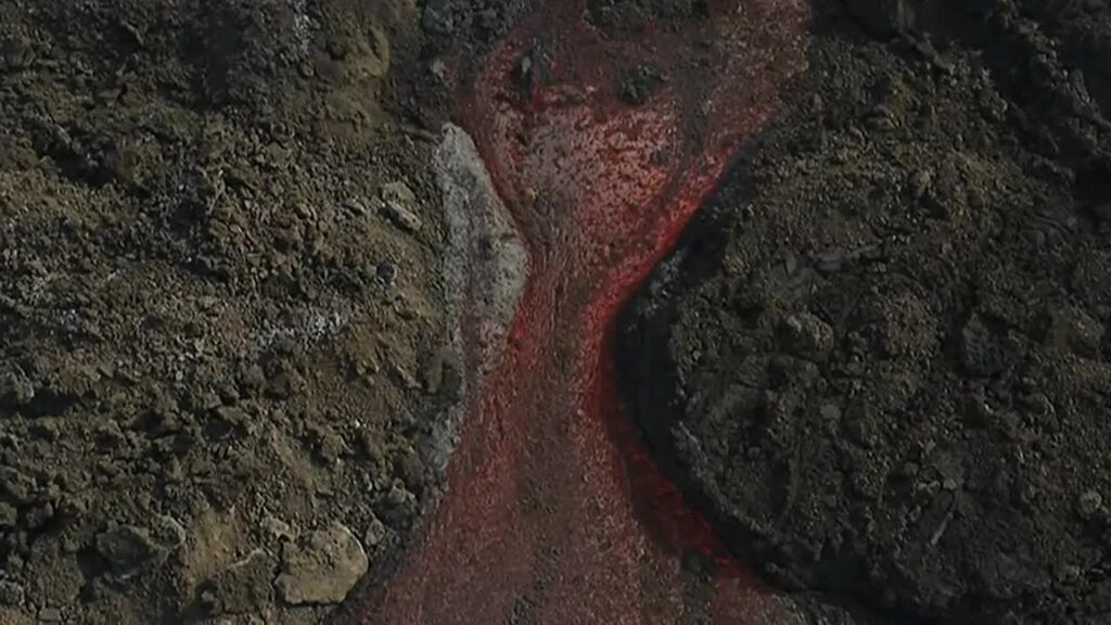 Toda la lava que expulsa el volcán se encauza hacia la colada sur