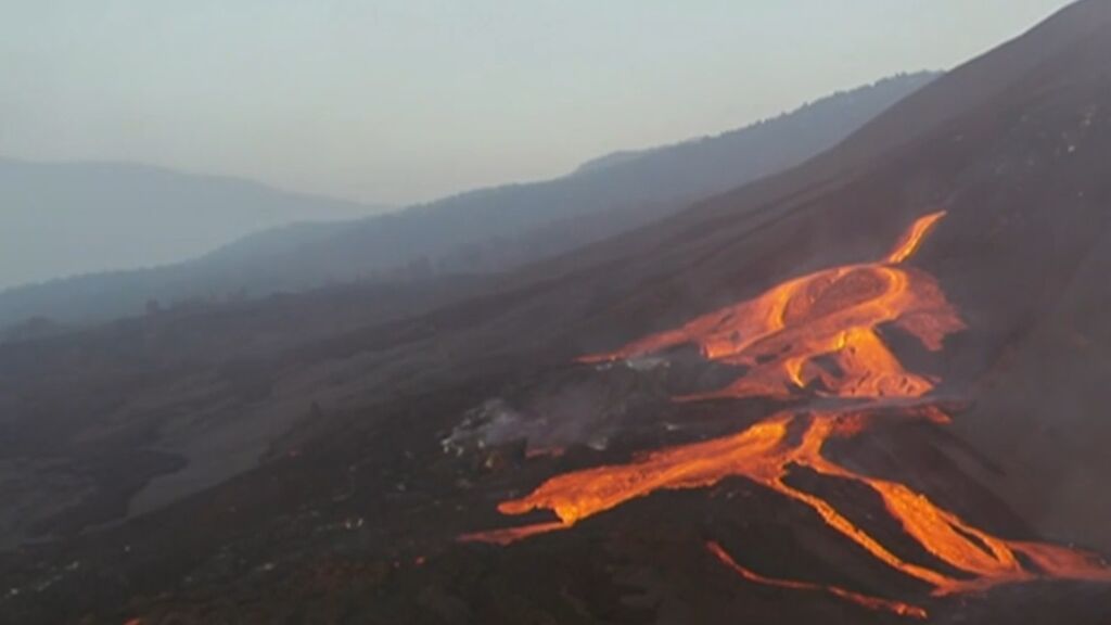 Las coladas de lava, a vista de dron en la ladera de Cumbre Vieja