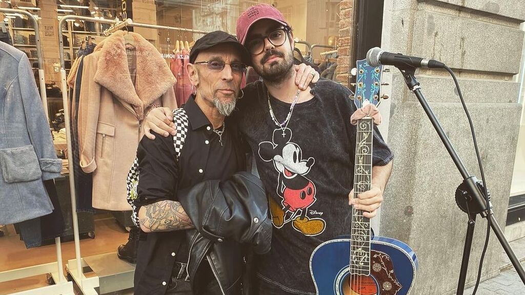 Gran Vía, la magia y las carteras llenas: Fito se arranca a cantar 'Soldadito Marinero' con un guitarrista callejero