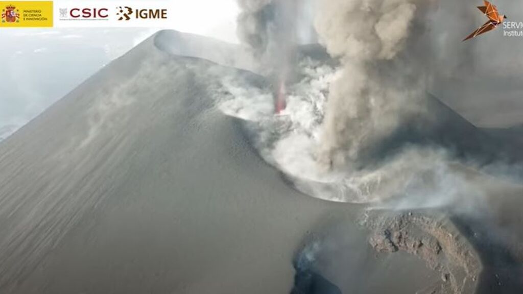 Las imágenes que muestran la actividad eruptiva de las bocas superiores del volcán Cumbre Vieja