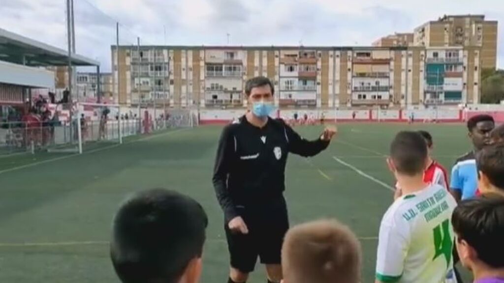 Ángel Andrés, el árbitro de la paz charla con los jugadores antes de cada partido en Málaga