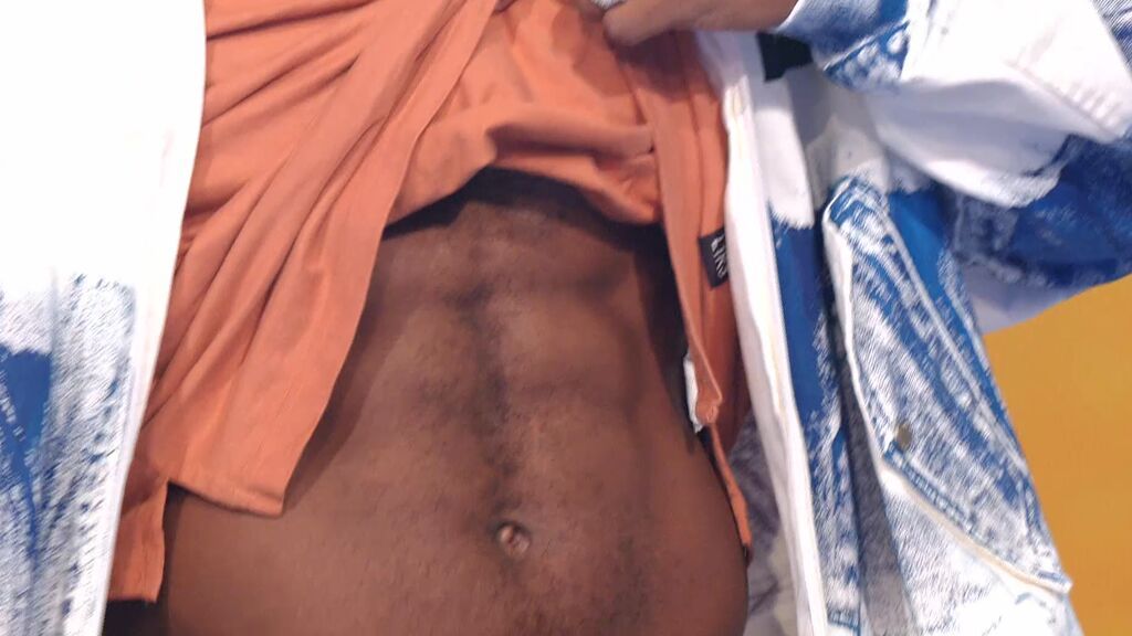 Paz cae rendida ante los abdominales de Rickho