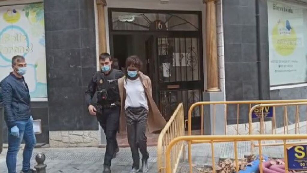 Mujer detenida tras precipitarse un hombre de un quinto piso