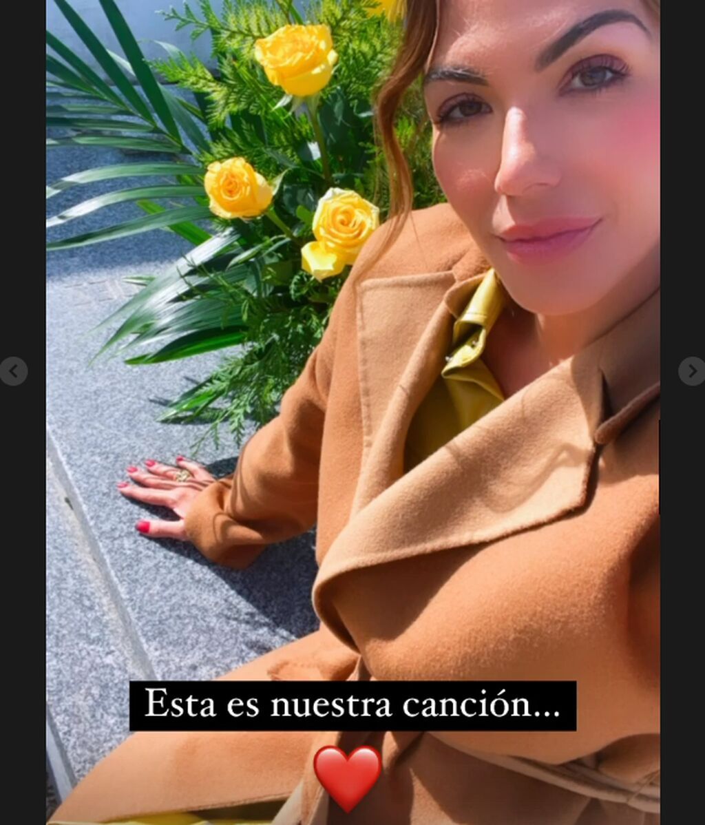 Tamara Gorro posa en la tumba de su padre