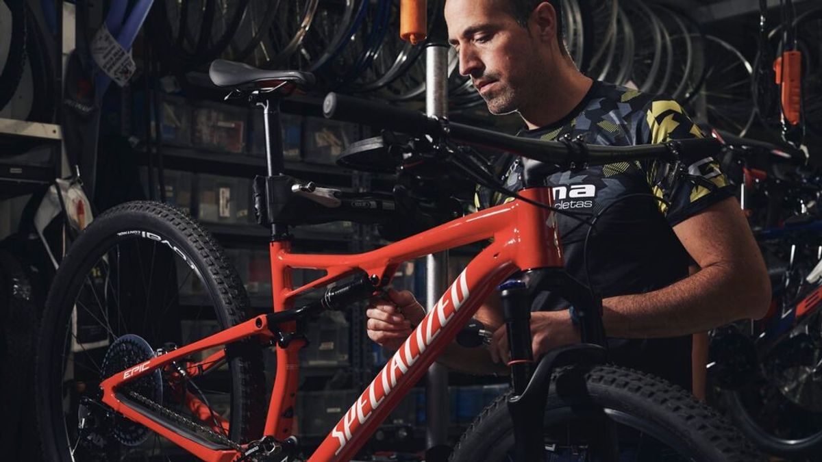 Un profesional arregla una bicicleta en su taller de Vitoria Un profesional arregla una bicicleta en su taller de Vitoria