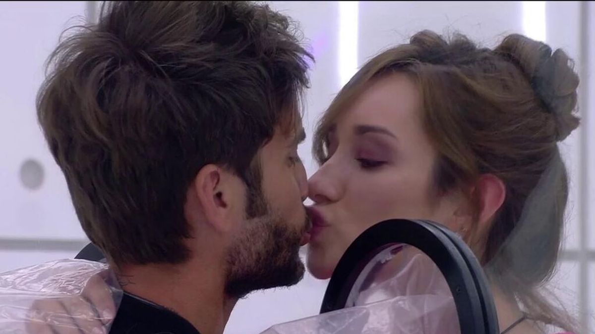 Adara recibe la visita de Rodri en la casa de Guadalix y sellan su amor con un beso: "Te quiero con locura"