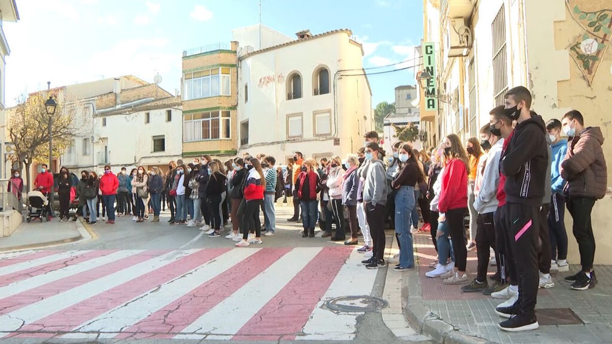 Minuto de silencio contra la presunta violación a una joven de 16 años cometida en Igualada Minuto de silencio contra la presunta violación a una joven de 16 años cometida en Igualada