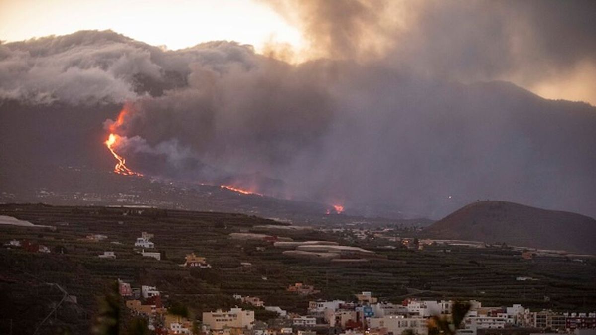 El Pevolca ve "signos positivos" en la evolución del volcán y se retoman vuelos con La Palma