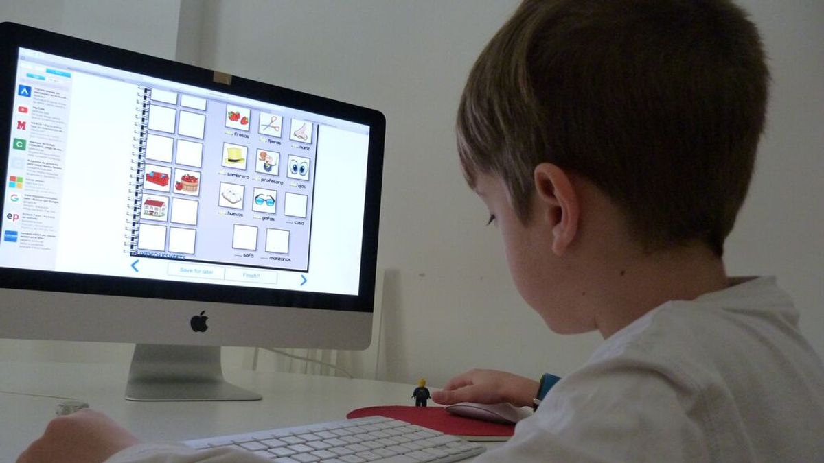 Un niño hace los deberes en el ordenador