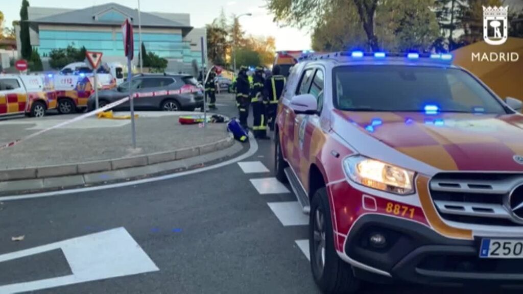 Personal de Emergencias atienden a las tres menores atropelladas, una de ellas mortalmente, a la salida de un colegio de Madrid