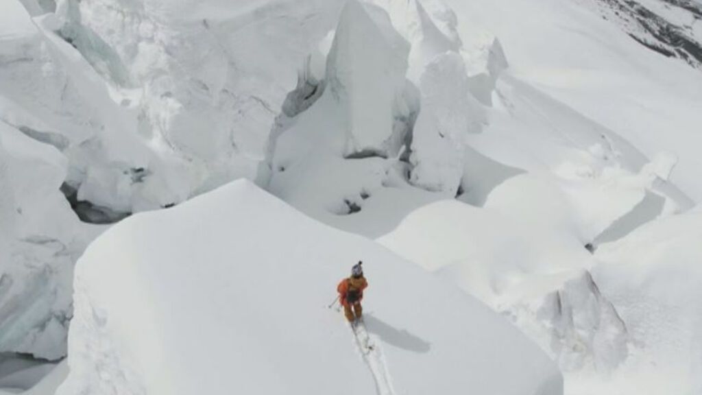 El esquiador italiano Marcus Eder da una exhibición de freeski