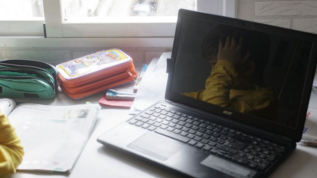 EuropaPress_2826161_reflejo_ordenador_portatil_nino_estudiando_haciendo_deberes_casa_mismo_dia