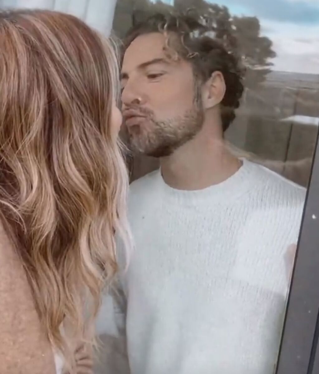 Bisbal y Zanetti, separados por un cristal durante su aislamiento