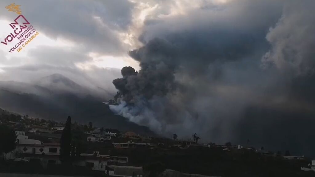 La erupción del volcán de La Palma vista desde el embalse de Dos Pinos
